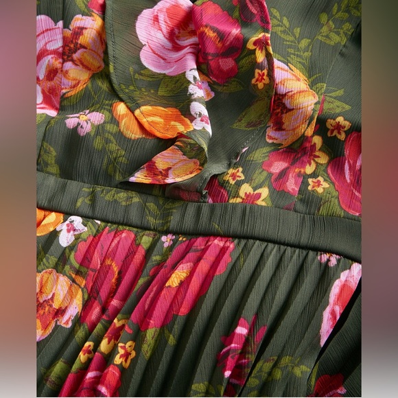 SOLD Women's Floral-Print Pleated
Ruffled Maxi Dress size 8 - Picture 5 of 6